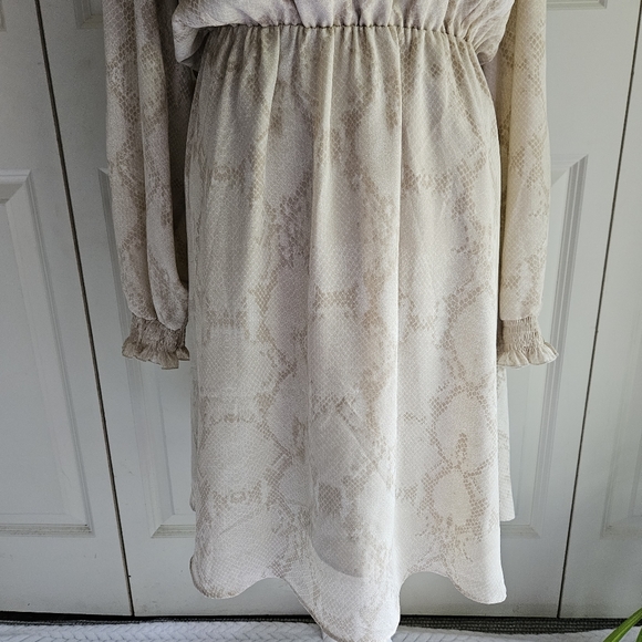 Banana Republic Smocked Ruffle Tan Snake Print Long Sleeve Dress Size Medium - Picture 4 of 13
